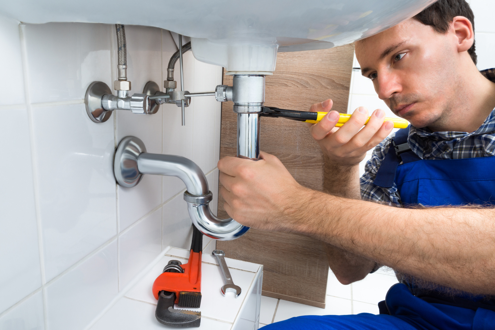 Professionele loodgieter repareert lekkende kraan